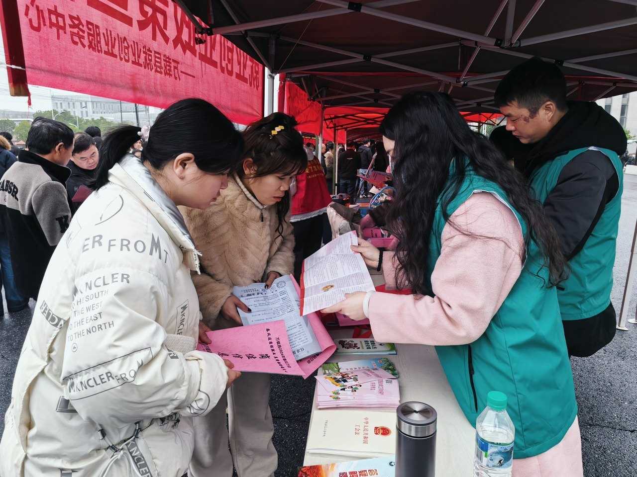 图片[1]-江西省万载县总工会“工会帮就业”专场招聘会举办-副业部